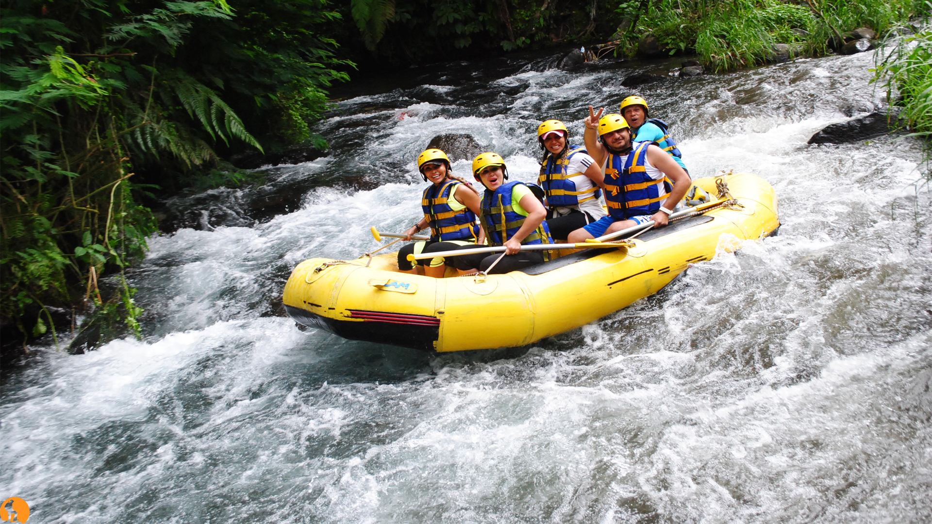 turismo d'avventura facendo rafting sul fiume in rapida