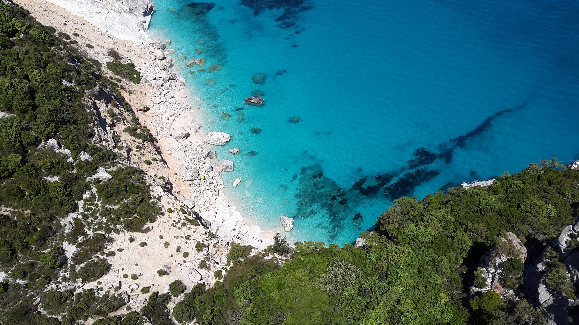 turismo balneare su costa con acqua azzurra