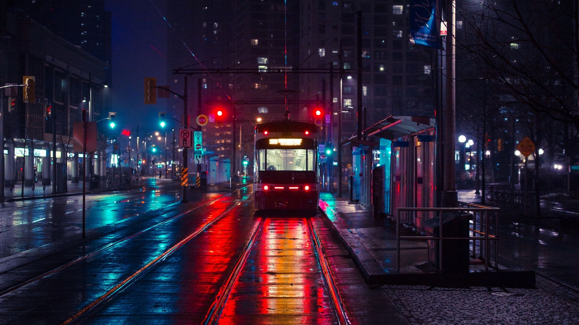 turismo di ritorno in città con tram di notte