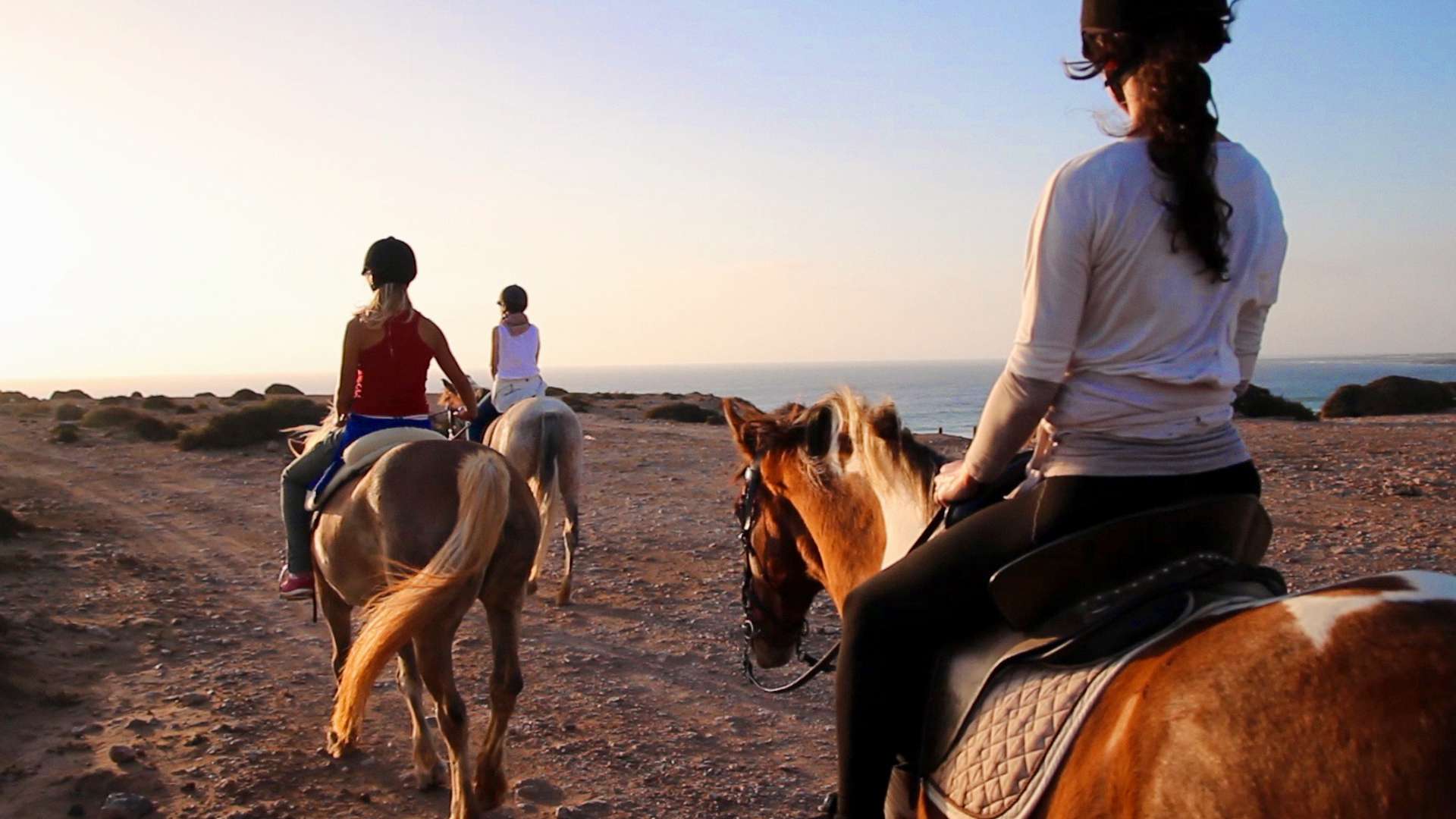 turismo equestre a cavallo nella prateria