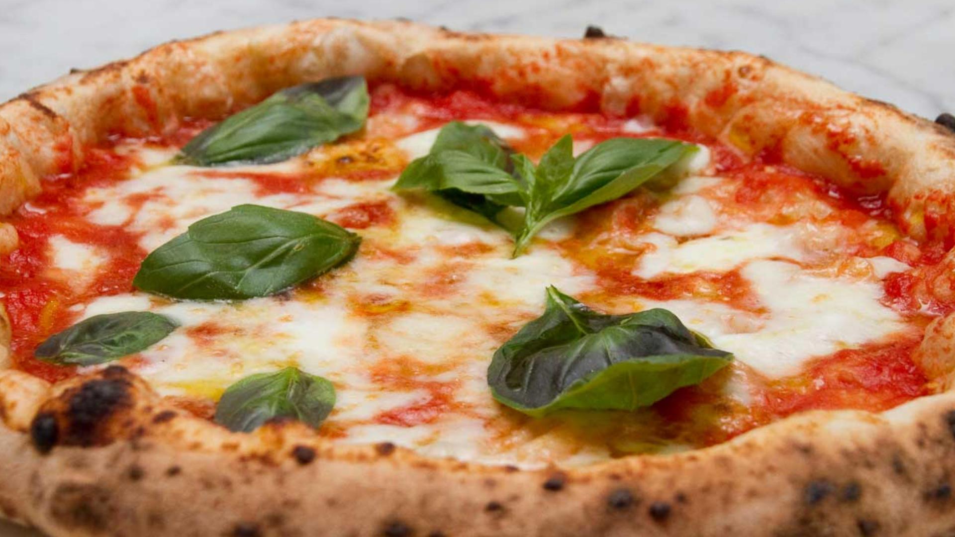 turismo esperienziale cucinando la pizza a napoli con un cuoco napoletano
