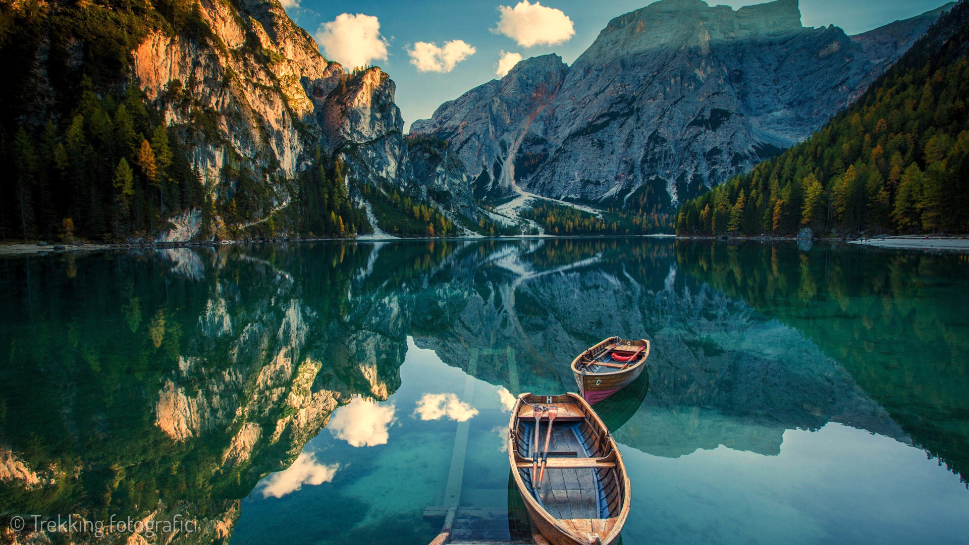 turismo lacustre con barche tra le montagne