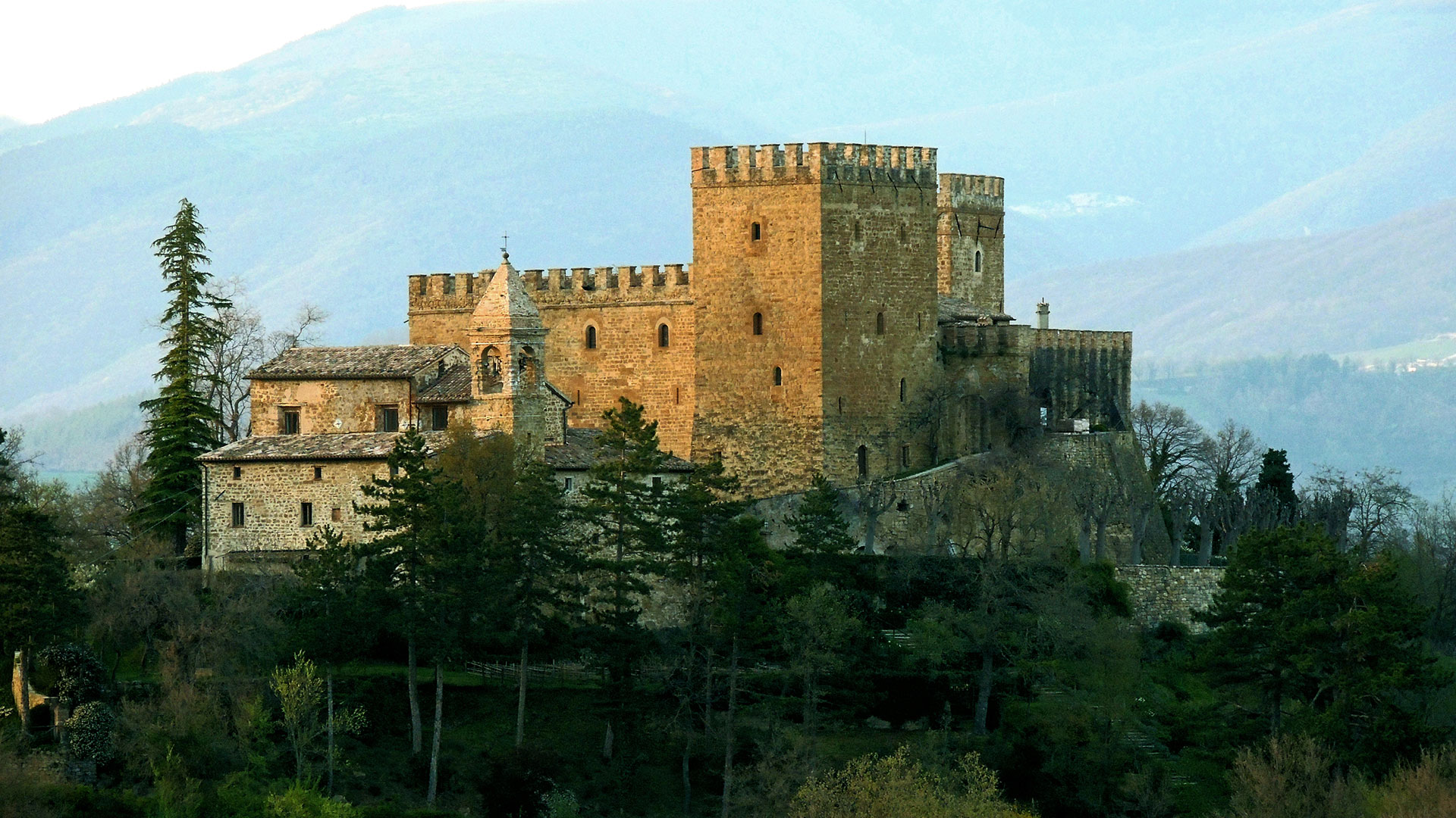 turismo rurale in fortezza con castello abbandonato sopra una collina