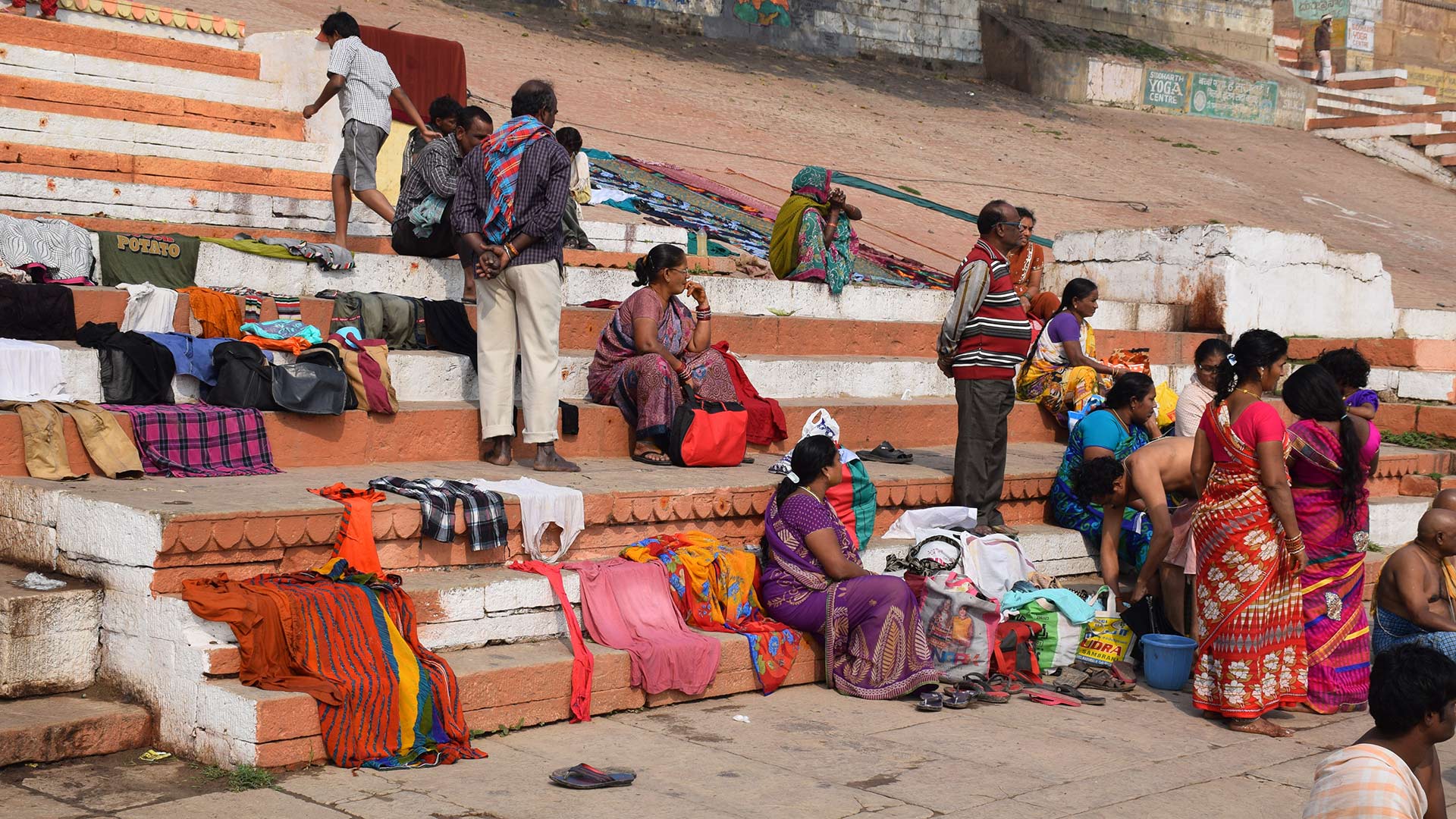 turismo sostenibile e responsabile con donne indiane che vendono tappeti su una gradinata
