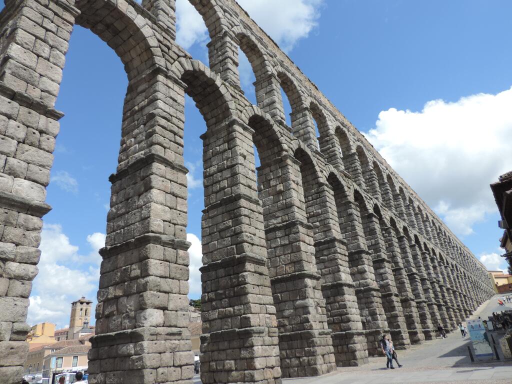 acquedotto romano a segovia in spagna