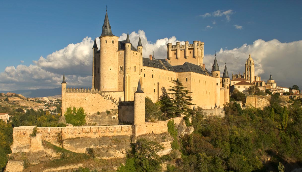 castello e fortezza di segovia in spagna