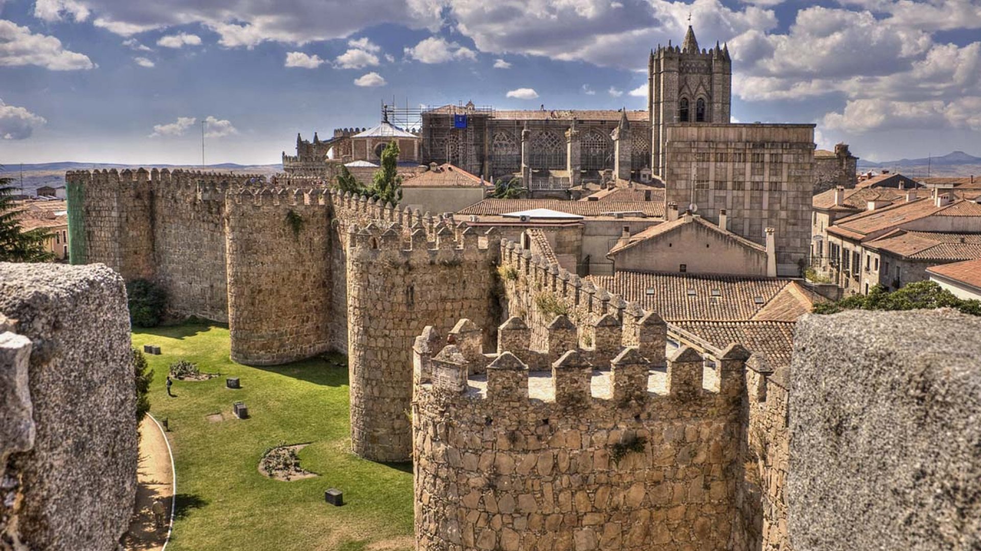 mura di cinta di avila in spagna